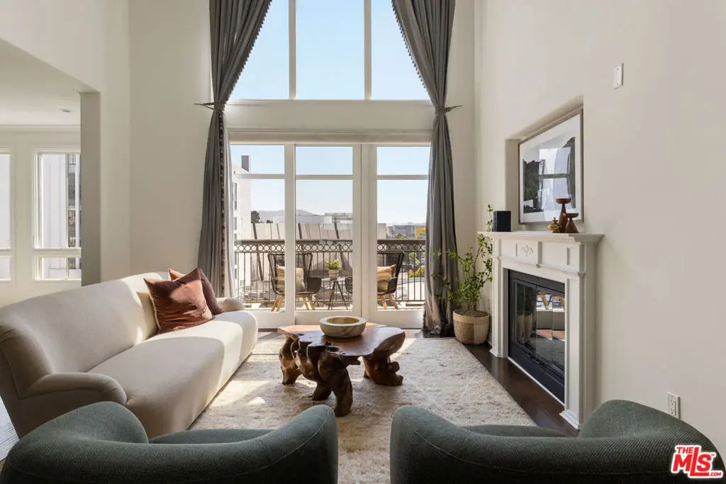 Condominium for sale at 558 Caruso Avenue, Glendale, CA featuring 2 beds and 3 baths