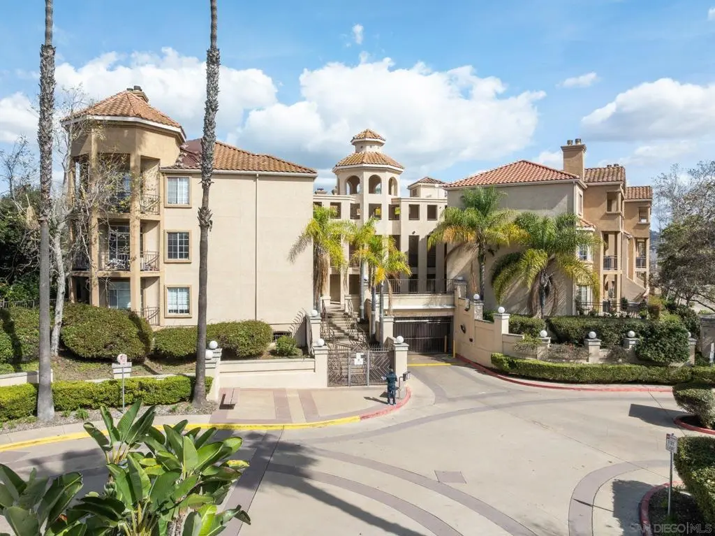 Condominium for sale at 580 Camino de la Reina 321, San Diego, CA featuring 2 beds and 2 baths