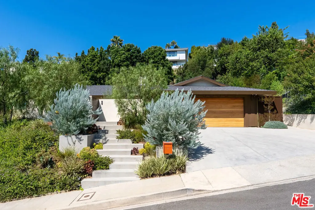 Residential Lease for rent at 9258 Swallow Drive, Los Angeles, Los Angeles County, CA featuring 3 beds and 3 baths
