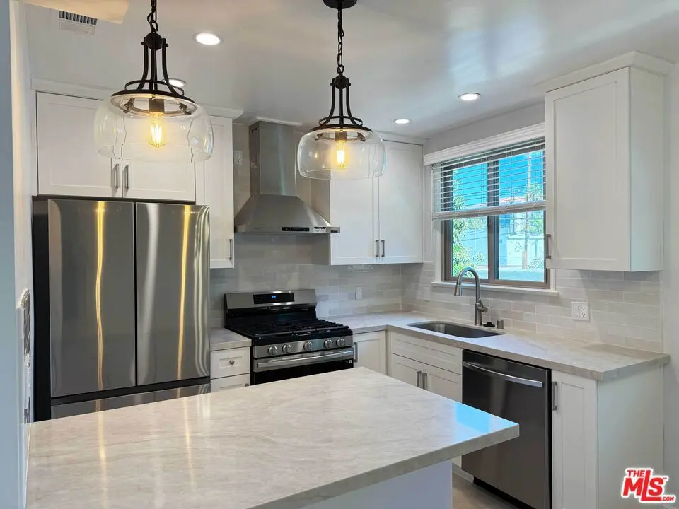 Condominium for rent at 4125 1/2 W Toluca Lake Avenue, Burbank, CA featuring 2 beds and 1 bath