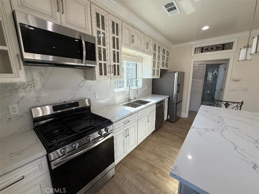 Residential Lease for rent at 3843 Weston Pl A, Long Beach, Los Angeles County, CA featuring 1 bed and 1 bath