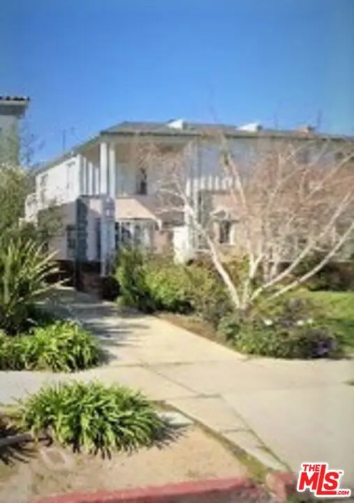 Apartment for rent at 1089 S Ogden Drive 1089-1/2, Los Angeles, CA featuring 2 beds and 1 bath
