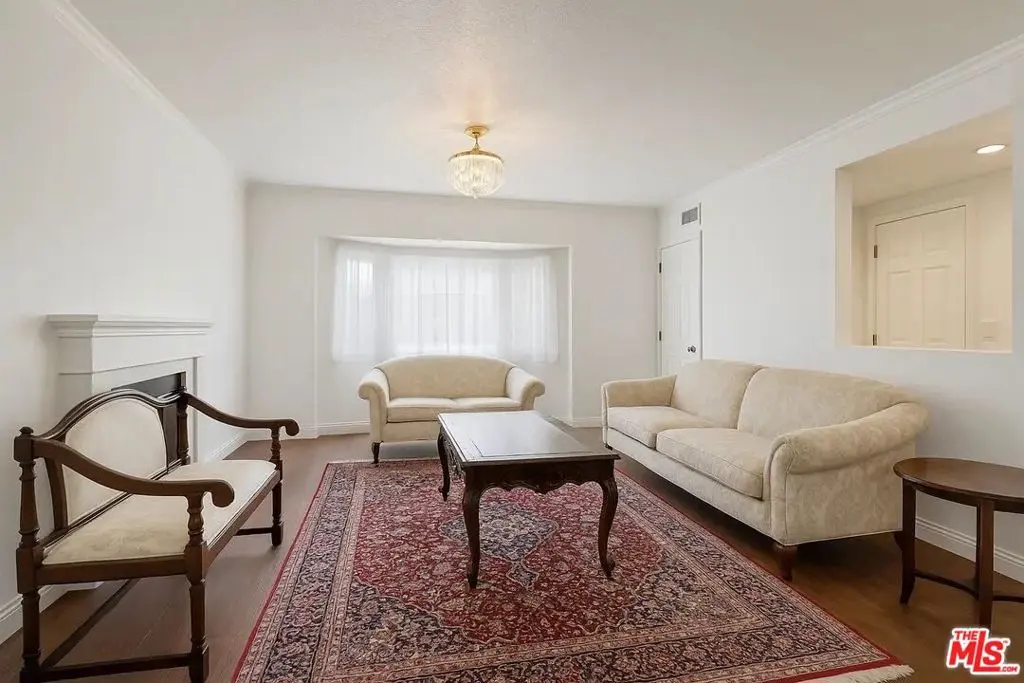 21620 Burbank Boulevard 9, Woodland Hills, CA — listing photo 1