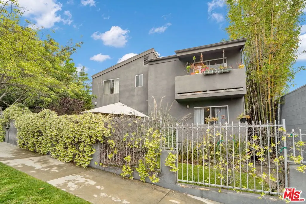 Residential Lease for rent at 2714 Auburn Street 6, Los Angeles, Los Angeles County, CA featuring 3 beds and 2 baths