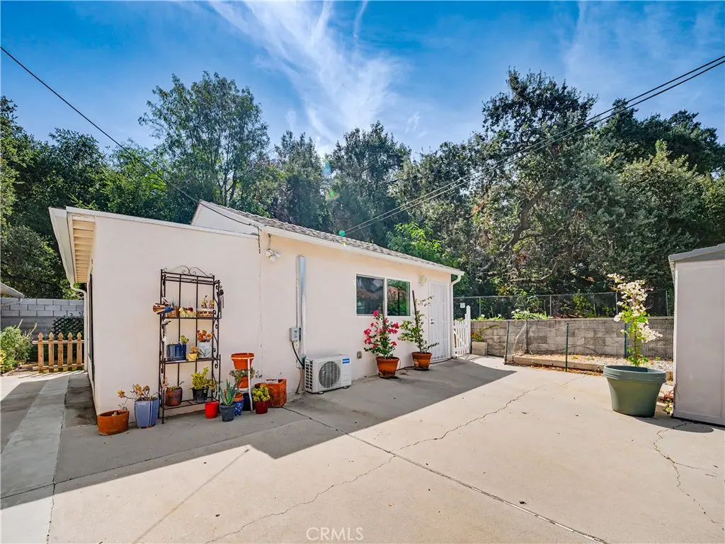 Residential Lease for rent at 22968 Humming Bird, Calabasas, Los Angeles County, CA and 1 bath