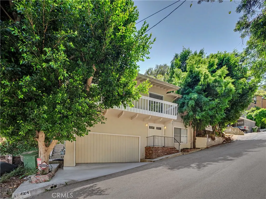 Single Family Residence for rent at 10424 Oletha, Los Angeles, CA featuring 2 beds and 2 baths