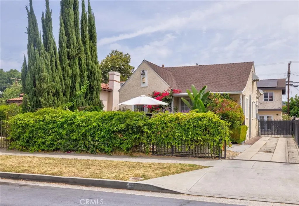 Duplex for sale at 3185 Perlita Avenue, Los Angeles, CA featuring 5 beds and 4 baths