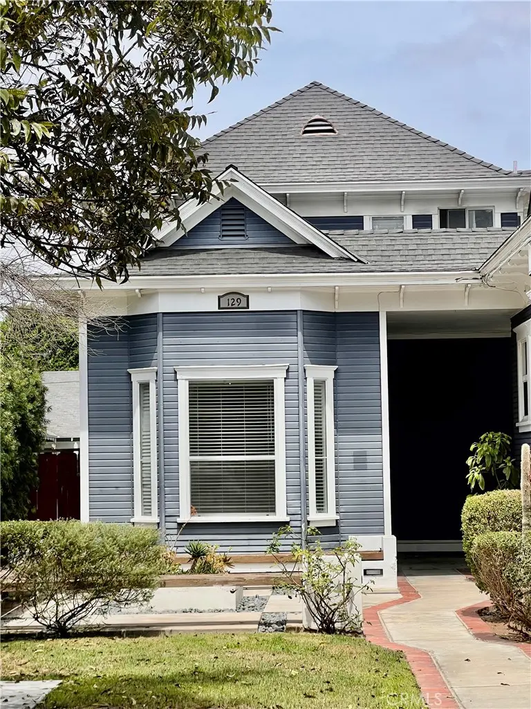 Duplex for rent at 129 W Palmyra, Orange, CA featuring 3 beds and 3 baths
