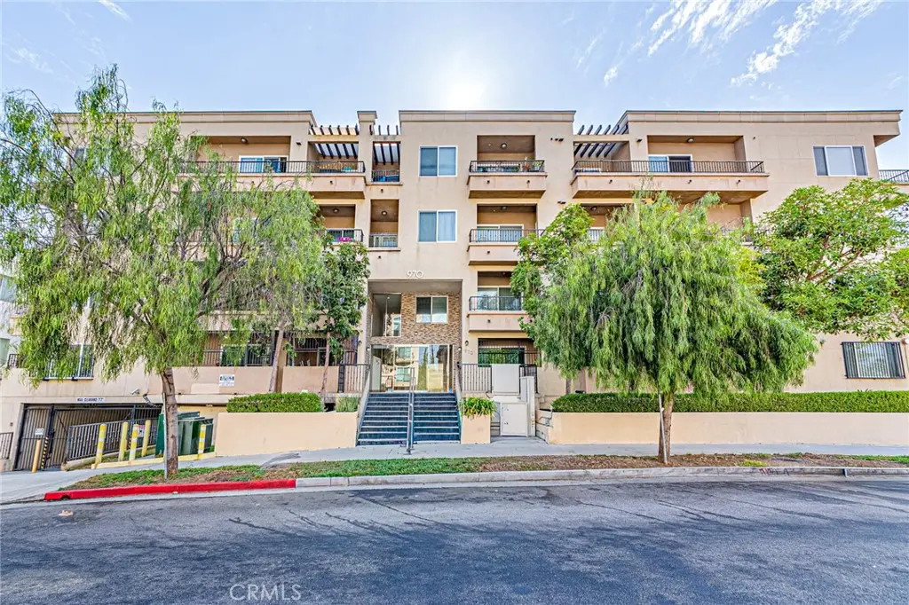 Condominium for sale at 970 S St. Andrews Place 103, Los Angeles, CA featuring 2 beds and 3 baths