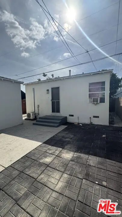 Residential Lease for rent at 9601 Alexander Avenue 1/2, South Gate, Los Angeles County, CA featuring 1 bed and 1 bath
