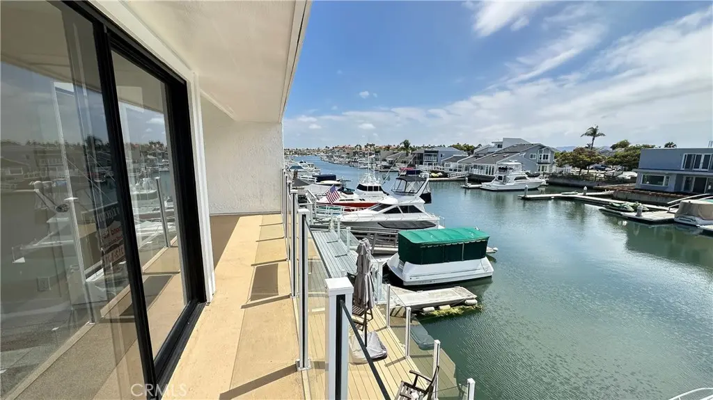 Single Family Residence for sale at 4630 Eastbourne Bay, Oxnard, CA featuring 3 beds and 2 baths