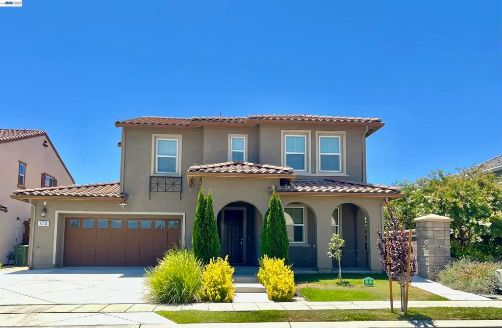 Residential Lease for rent at 304 E Anjelina Ave, Mountain House, San Joaquin County, CA featuring 4 beds and 4 baths