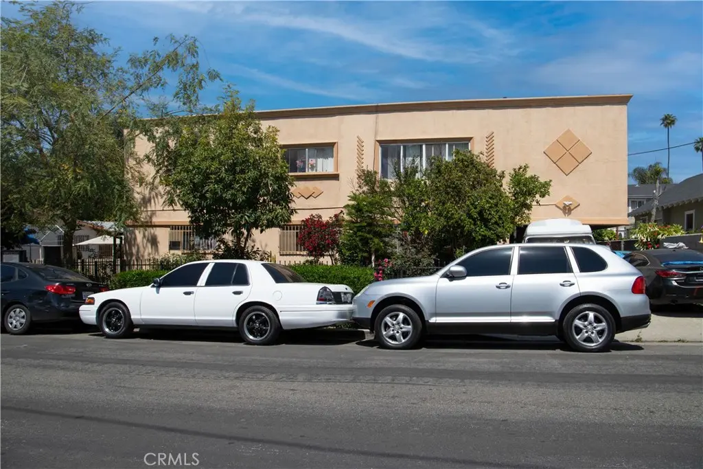 Apartment for sale at 5005 Axtell, Los Angeles, CA