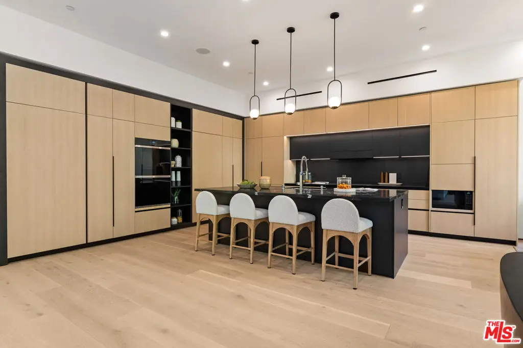 Single Family Residence for rent at 11929 Brentwood Grove Drive, Los Angeles, CA featuring 6 beds and 9 baths