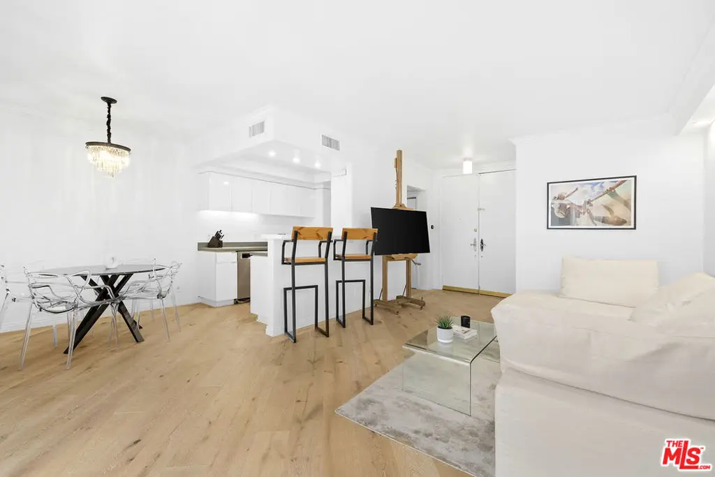 Residential Lease for rent at 1131 Alta Loma Road 323, West Hollywood, Los Angeles County, CA featuring 1 bed and 2 baths