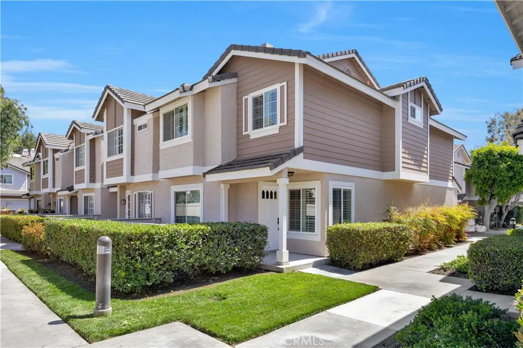 Townhouse for rent at 60 Christamon S 43, Irvine, CA featuring 2 beds and 3 baths