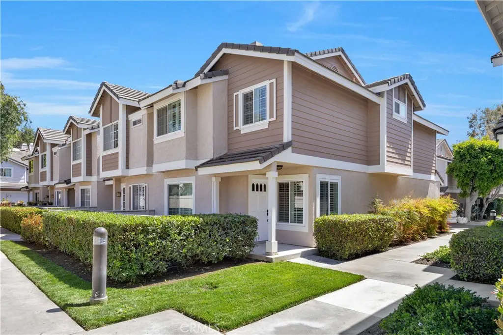 Residential Lease for rent at 60 Christamon S 43, Irvine, Orange County, CA featuring 2 beds and 3 baths