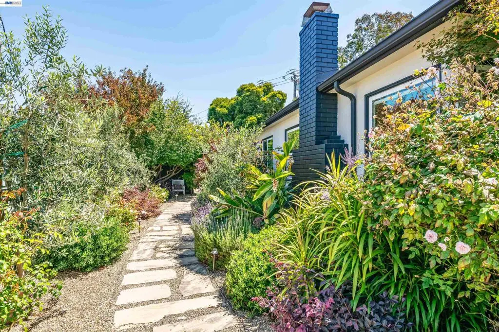 Single Family Residence for sale at 3229 Toyon Ter, Alameda, CA featuring 5 beds and 3 baths