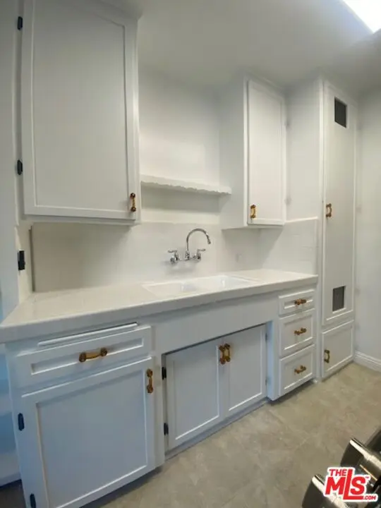 Condominium for rent at 422 S Maple Drive 5, Beverly Hills, CA featuring 1 bed and 1 bath