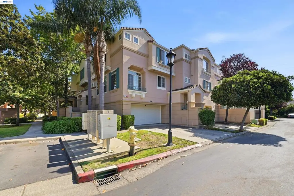 Condominium for sale at 450 Cascadita Ter, Milpitas, CA featuring 2 beds and 3 baths