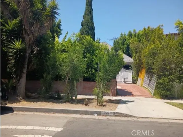 Single Family Residence for sale at 929 S Muirfield Road, Los Angeles, CA featuring 5 beds and 3 baths