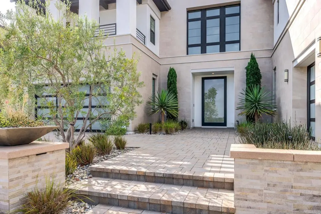 Single Family Residence for rent at 6179 Summit Crest Circle, San Diego, CA featuring 5 beds and 6 baths