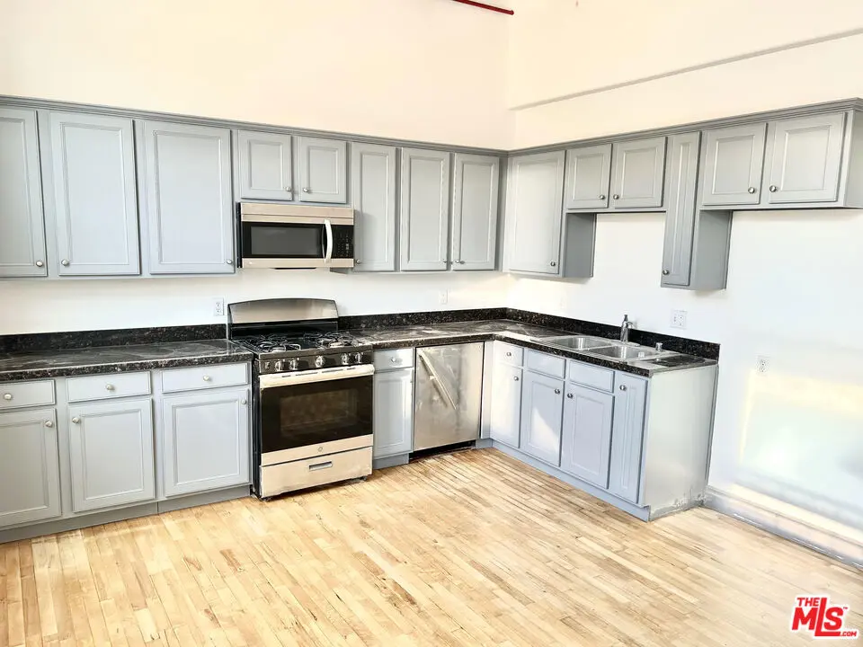 Residential Lease for rent at 726 S Santa Fe Avenue 203, Los Angeles, Los Angeles County, CA featuring 2 beds and 1 bath