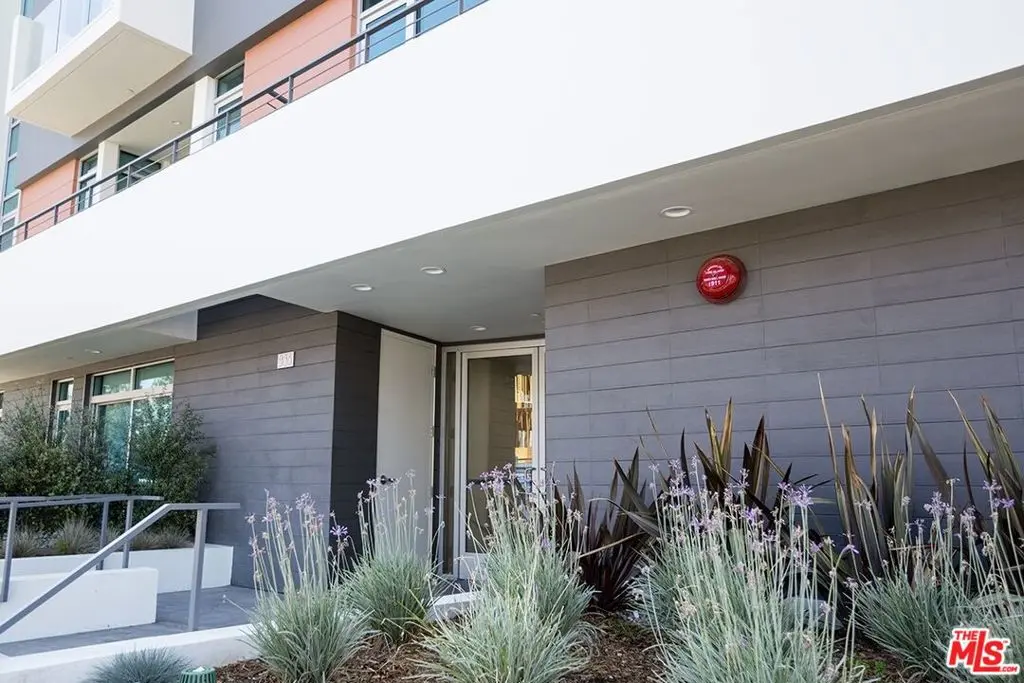 Residential Lease for rent at 938 S ORANGE GROVE Avenue 405, Los Angeles, Los Angeles County, CA featuring 2 beds and 2 baths