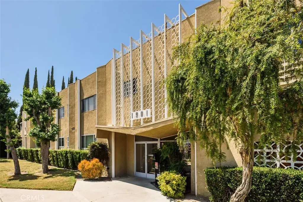 Stock Cooperative for sale at 1901 Peyton Avenue W, Burbank, CA featuring 1 bed and 1 bath