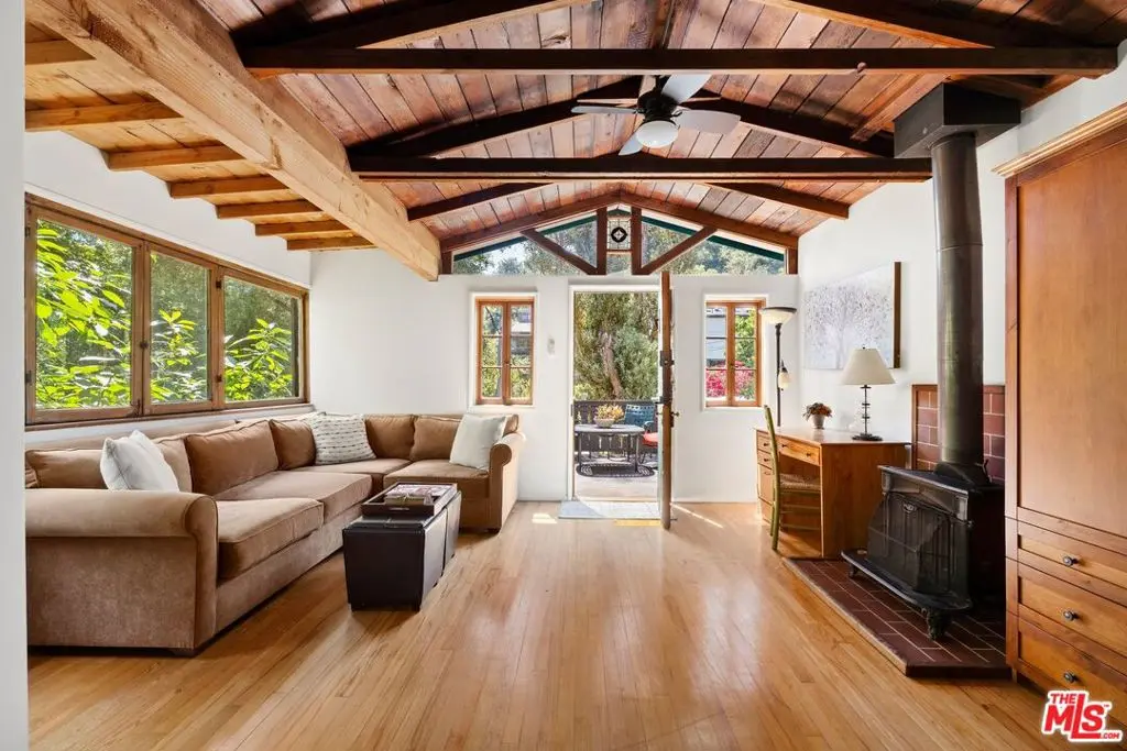 Residential Lease for rent at 10423 Scenario Lane, Los Angeles, Los Angeles County, CA featuring 1 bed and 2 baths
