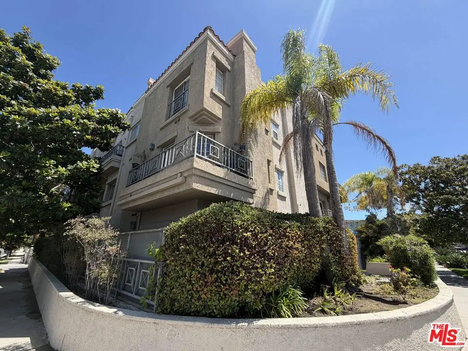 Condominium for sale at 5154 Inglewood Boulevard 1, Los Angeles, CA featuring 2 beds and 2 baths
