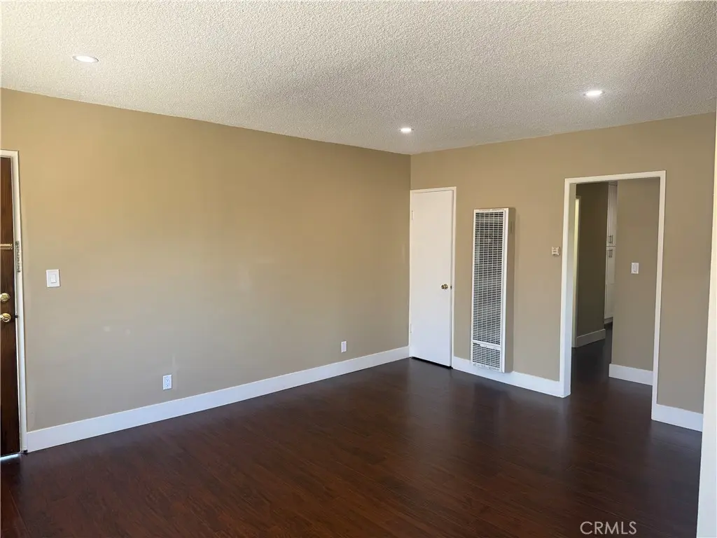 Residential Lease for rent at 600 E Acacia Avenue 6, Glendale, Los Angeles County, CA featuring 2 beds and 2 baths