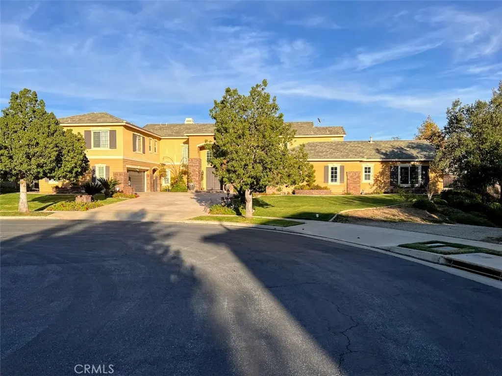 Single Family Residence for rent at 1583 Twin Oaks Circle, Corona, CA featuring 5 beds and 5 baths