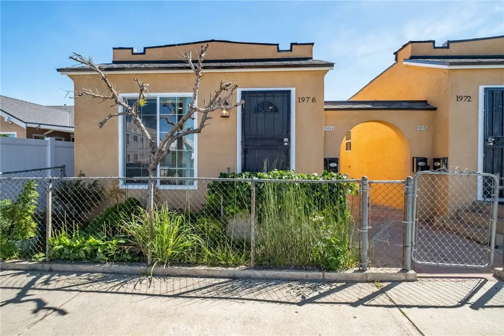 Residential Lease for rent at 1976 Olive, Long Beach, Los Angeles County, CA featuring 2 beds and 1 bath