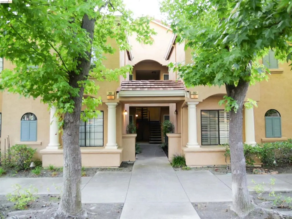 Condominium for sale at 5022 Lakeview Dr 202, San Ramon, CA featuring 3 beds and 2 baths