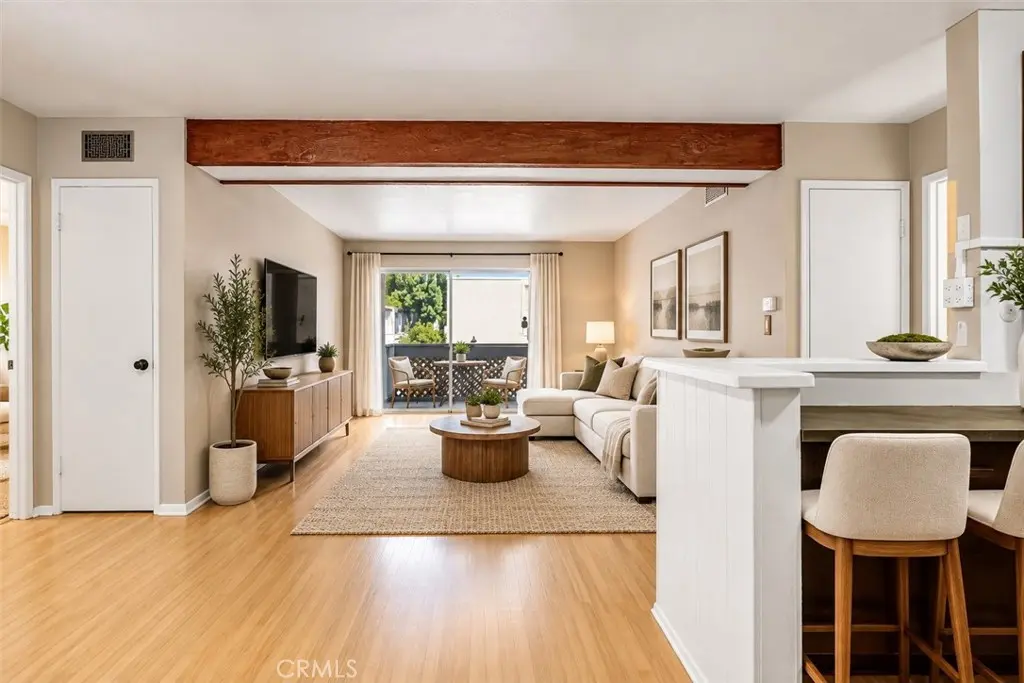 18620 Hatteras 246, Tarzana, CA — listing photo 1
