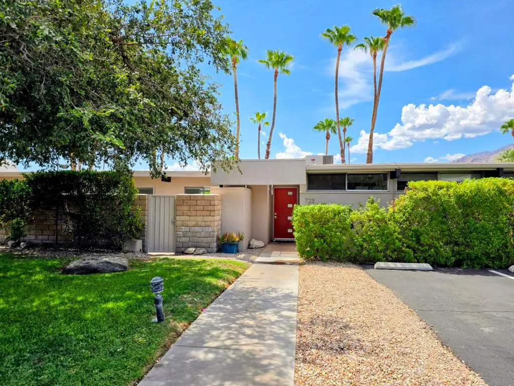 Residential Lease for rent at 723 E Louise Drive, Palm Springs, Riverside County, CA featuring 2 beds and 2 baths