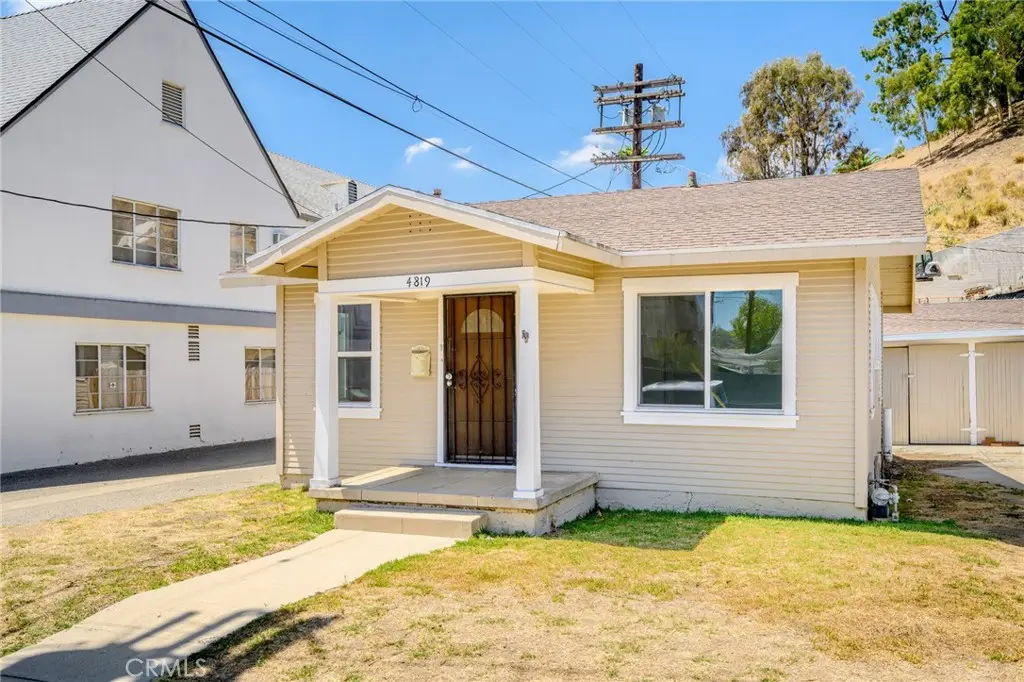 Residential Lease for rent at 4819 Vincent, Los Angeles, Los Angeles County, CA featuring 2 beds and 1 bath