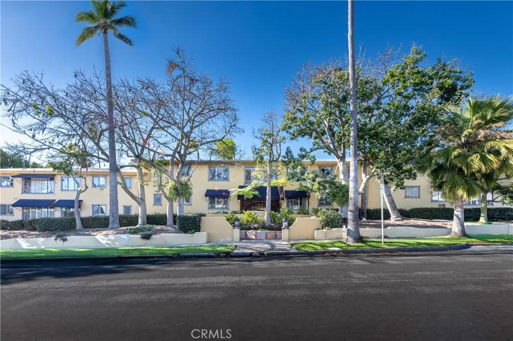 Condominium for sale at 1615 N Laurel Avenue 203, Los Angeles, CA featuring 2 beds and 1 bath