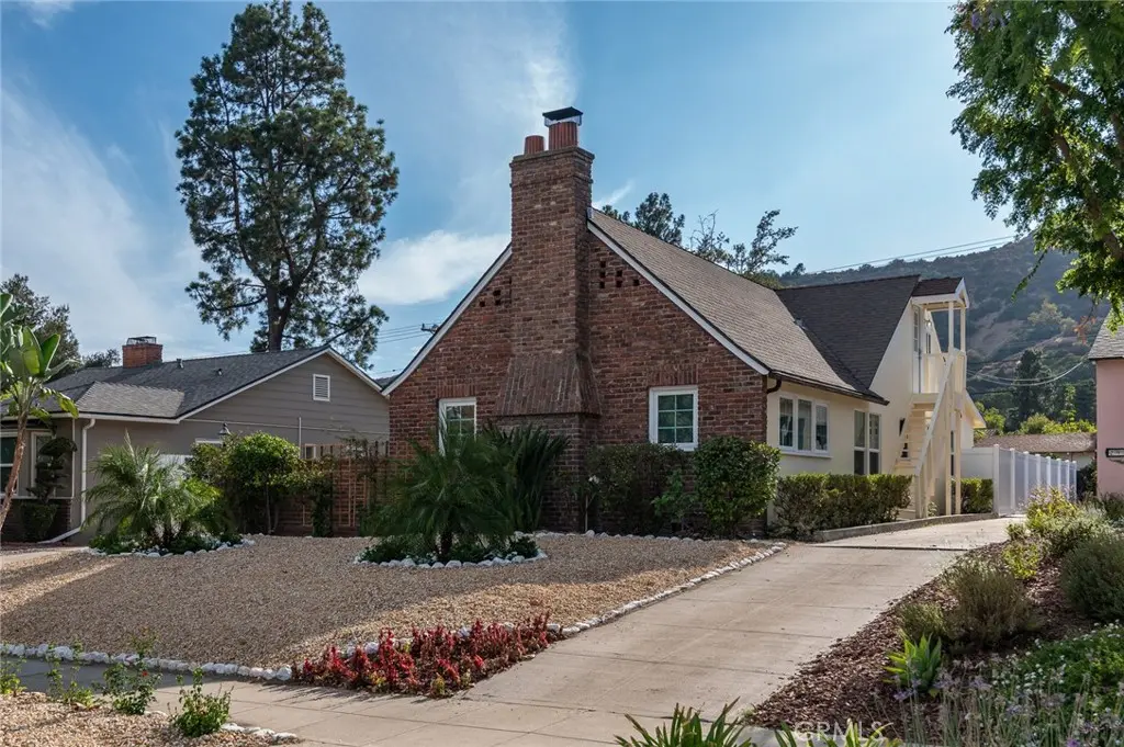 Residential Lease for rent at 2909 Canada Boulevard, Glendale, Los Angeles County, CA featuring 4 beds and 2 baths