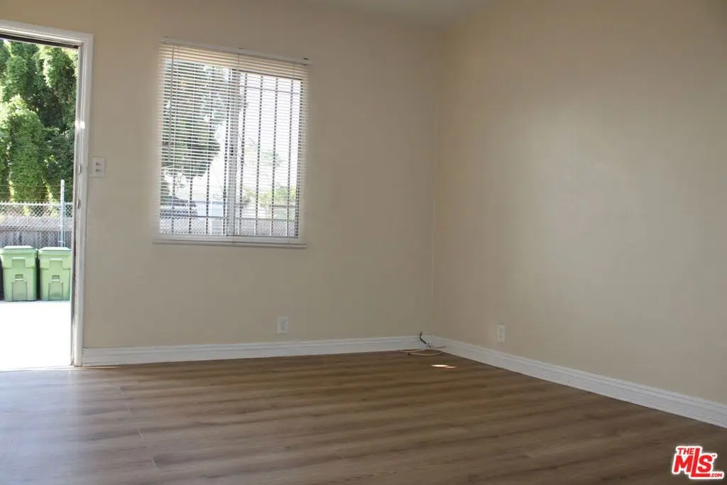 Residential Lease for rent at 6340 10th Avenue 6402 1/2, Los Angeles, Los Angeles County, CA featuring 1 bed and 1 bath