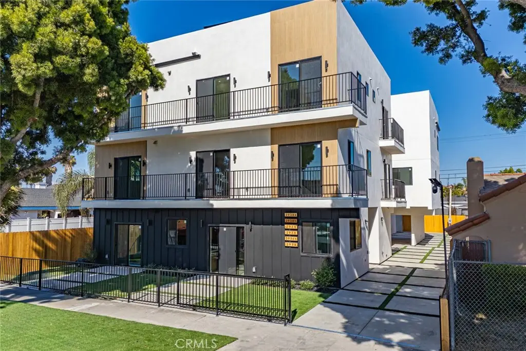 Apartment for sale at 2938 S Sycamore, Los Angeles, CA