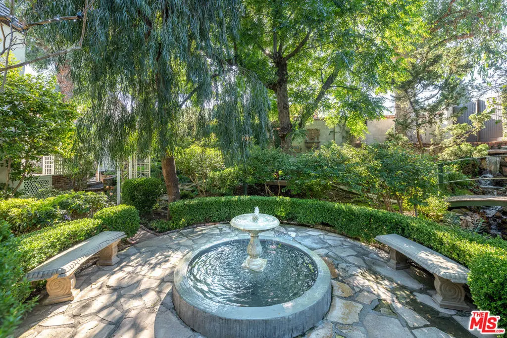 Townhouse for rent at 2057 N Las Palmas Avenue, Los Angeles, CA featuring 1 bed and 2 baths