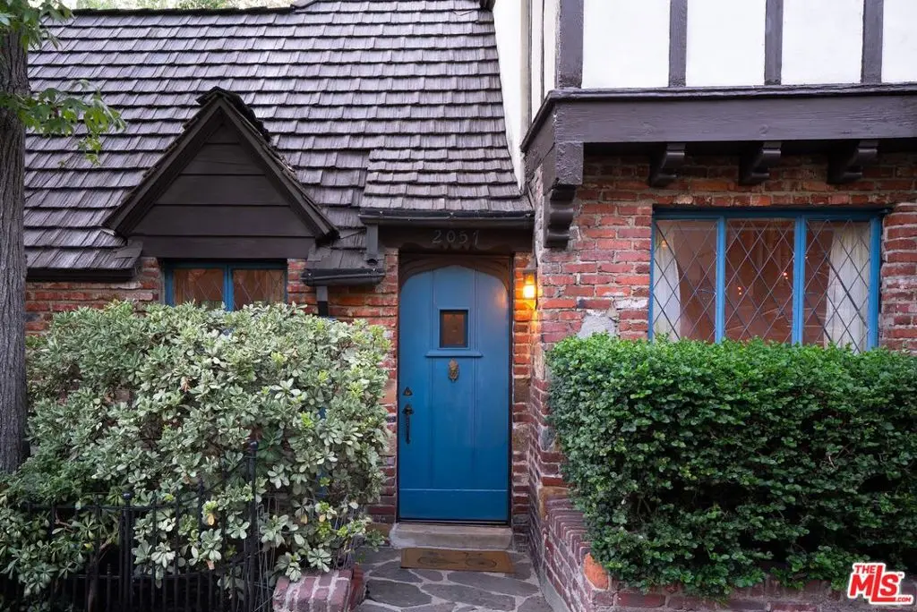 Residential Lease for rent at 2057 N Las Palmas Avenue, Los Angeles, Los Angeles County, CA featuring 1 bed and 2 baths