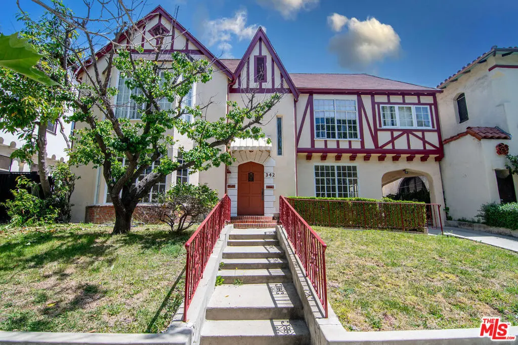 Residential Lease for rent at 342 N Orange Drive, Los Angeles, Los Angeles County, CA featuring 3 beds and 2 baths