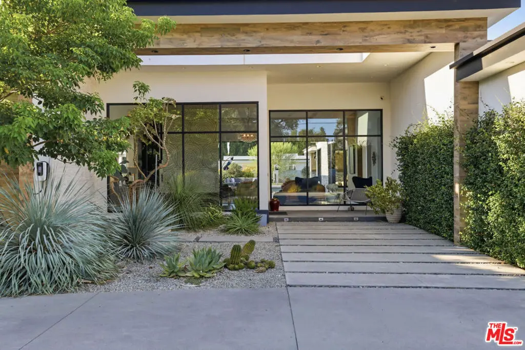 Residential Lease for rent at 22935 Oxnard Street, Los Angeles, Los Angeles County, CA featuring 6 beds and 8 baths