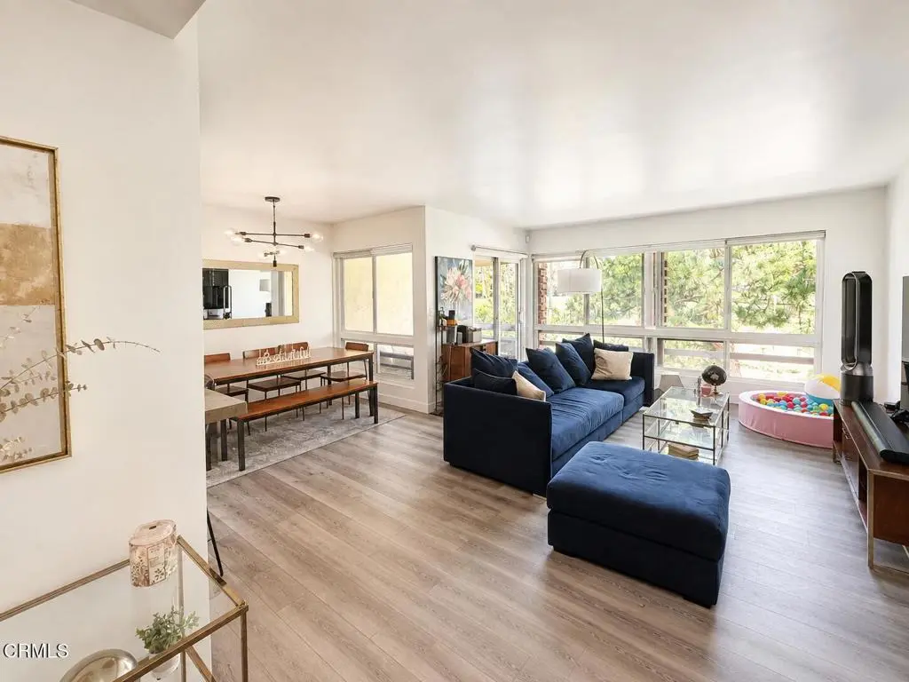 Residential Lease for rent at 6250 Buckingham Parkway 201, Culver City, Los Angeles County, CA featuring 2 beds and 2 baths
