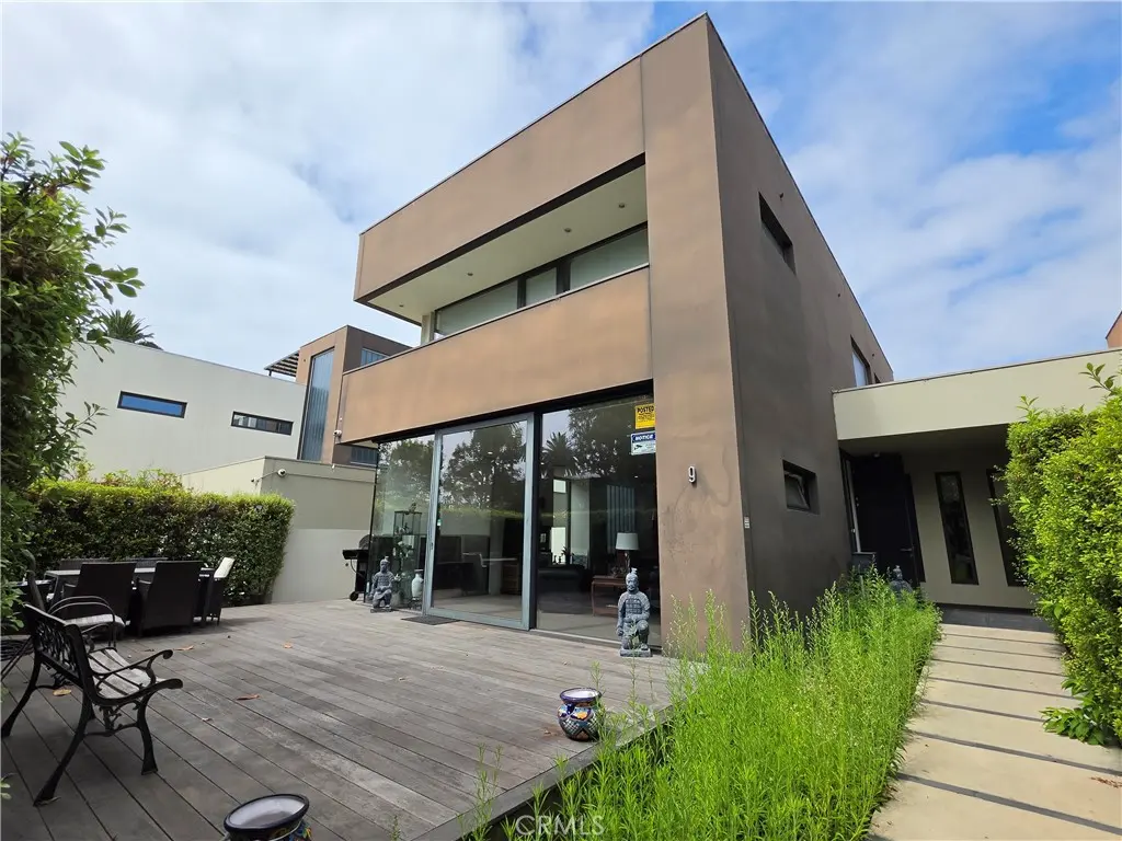 Townhouse for sale at 9 Temple, Long Beach, CA featuring 4 beds and 3 baths