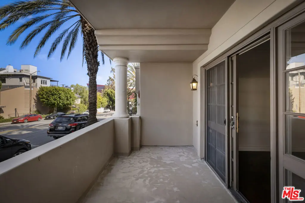Residential Lease for rent at 851 N San Vicente Boulevard 102, West Hollywood, Los Angeles County, CA featuring 1 bed and 1 bath
