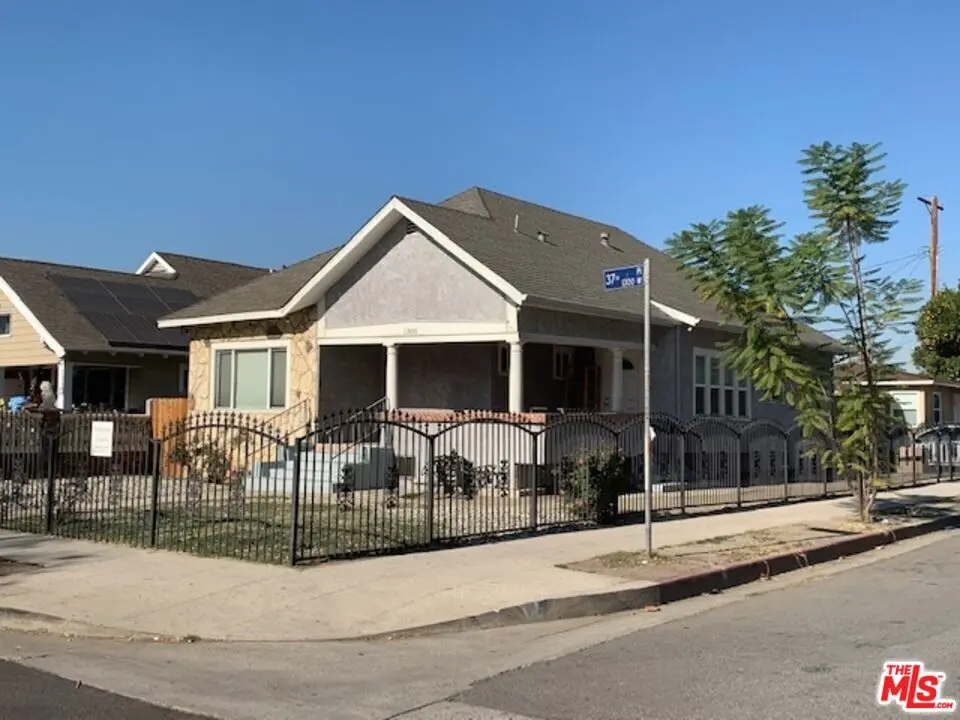 Residential Lease for rent at 1305 W 37th Place Room #3, Los Angeles, Los Angeles County, CA featuring 1 bed and 1 bath